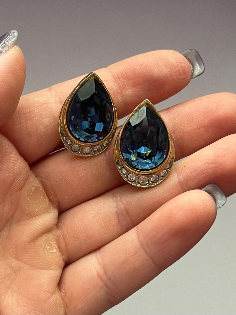 Vintage Teardrop Blue Crystal Stud Earrings - Gold Tone